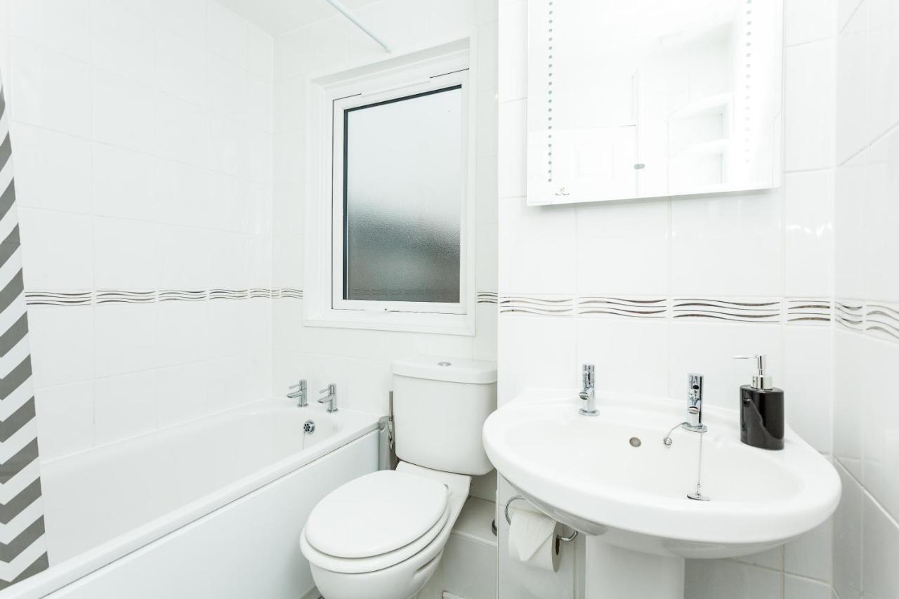 Gatwick Place - 4 Bed 2 Bath Self Contained House With Private Garden Horley Luaran gambar